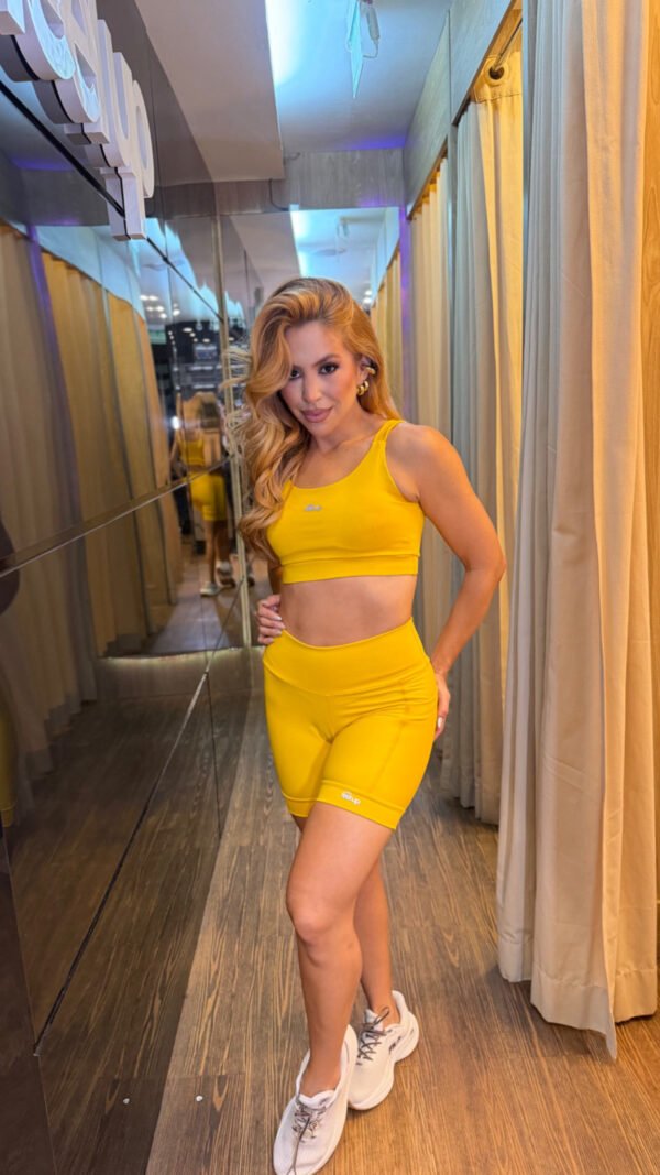 AMARELO